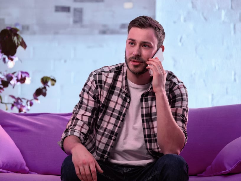 hombre sentado con el celular