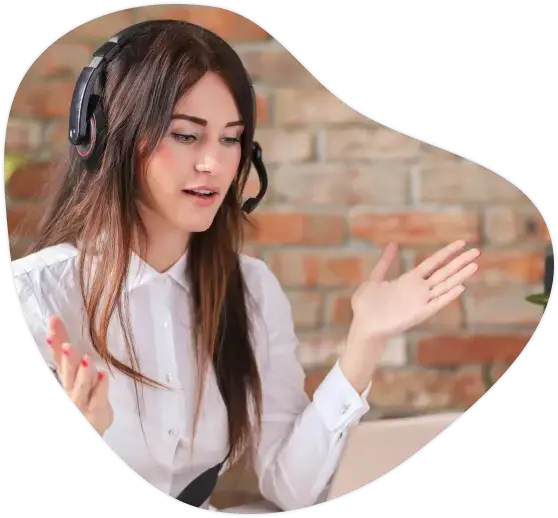 Ejecutiva en videoconferencia Banco Finandina