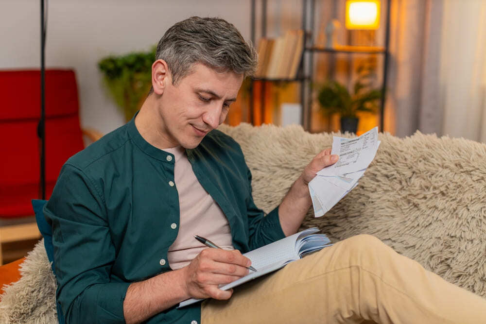 Persona revisando sus finanzas personales y presupuesto